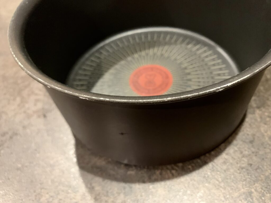 フチの塗装が剥げた鍋